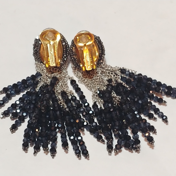 SOLD Oscar de la Renta black beaded clip earrings - Picture 3 of 4